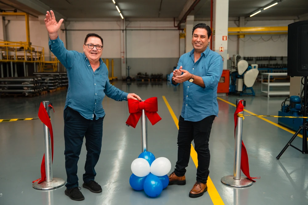 Diretoria celebra com equipe a inauguração de nova unidade da Sulcromo