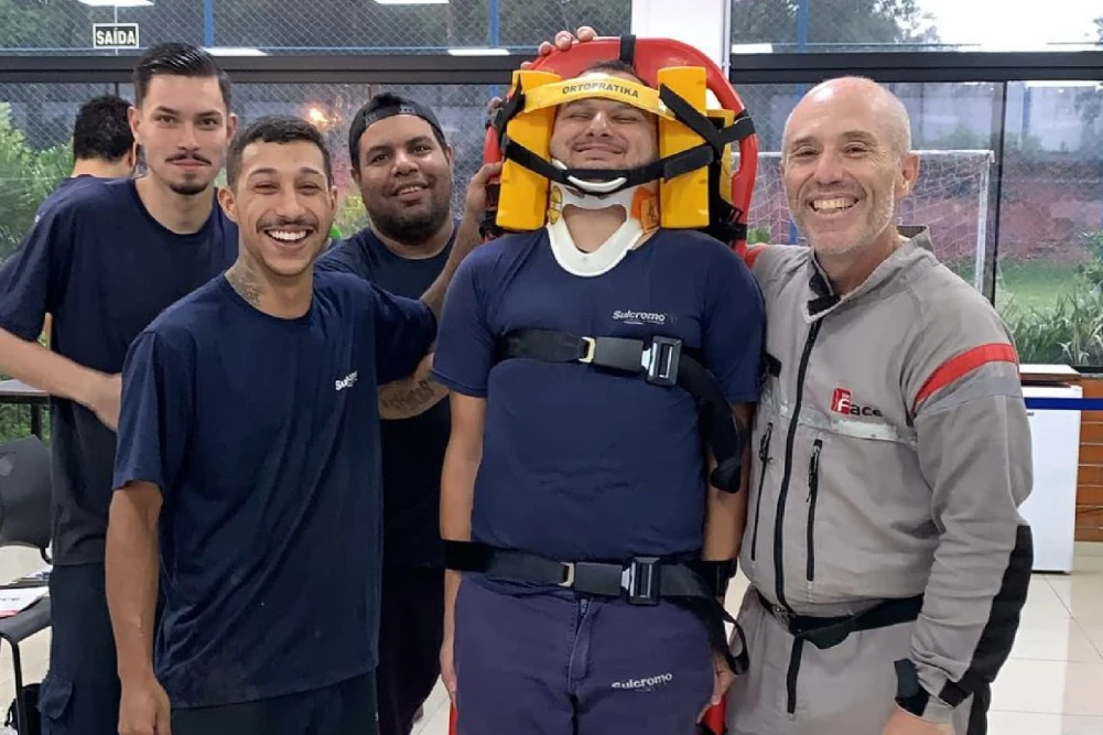 Equipe renova treinamento de segurança com comprometimento e bom humor