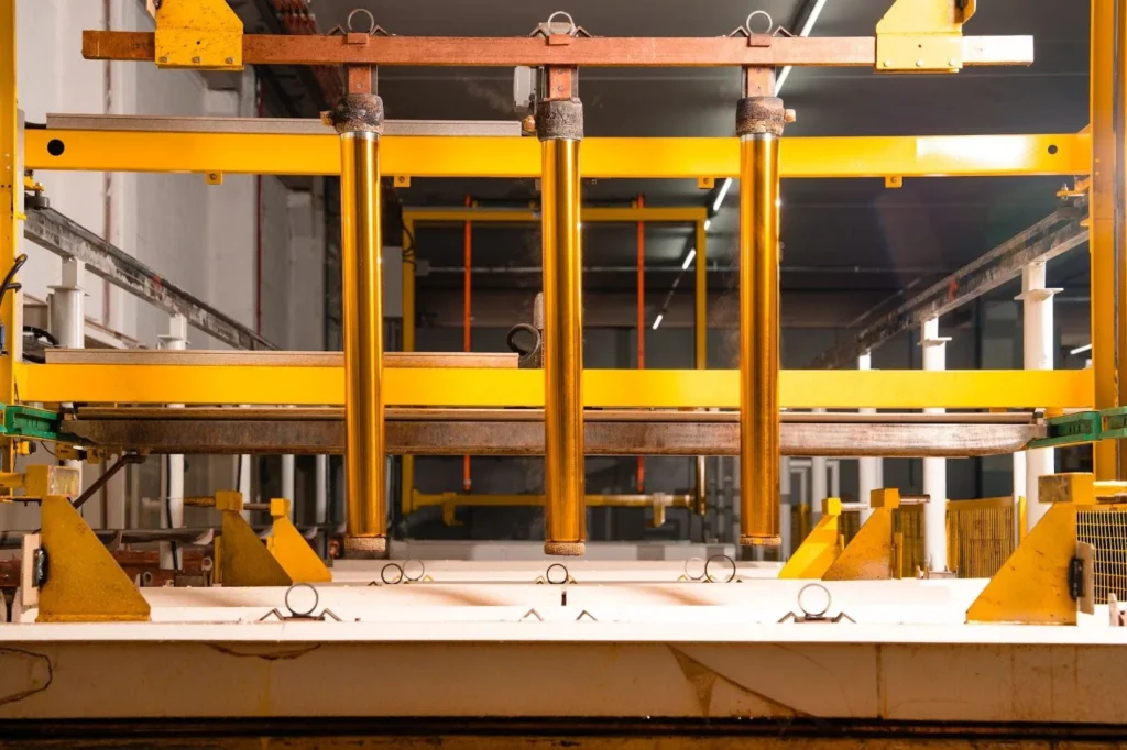 Processo de cromagem industrial em tanques dedicados da Sulcromo, garantindo camadas uniformes de cromo duro e alto padrão de acabamento para componentes hidráulicos.