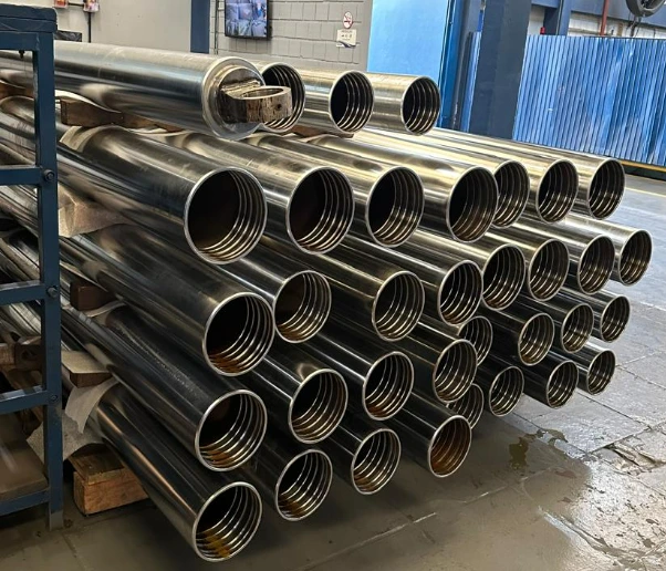 Tubos telescópicos com revestimento de cromo duro produzidos pela Sulcromo, prontos para montagem em cilindros hidráulicos de alta performance.