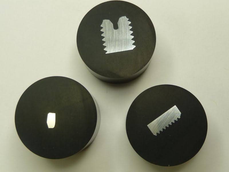 Preparação de amostra de metalografia, onde o metal é cortado e embutido em resina para facilitar o manuseio durante o exame.
