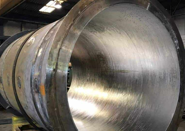 Rolo de guia revestido com carboneto de tungstêniocromo duro, fazendo comparação com
